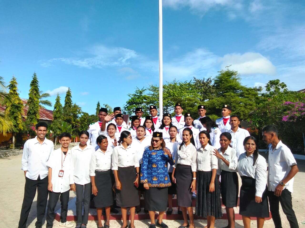 Foto Bersama Kepala Sekolah, Dewan Guru dan Paskibraka SMA PGRI DOBO 2025